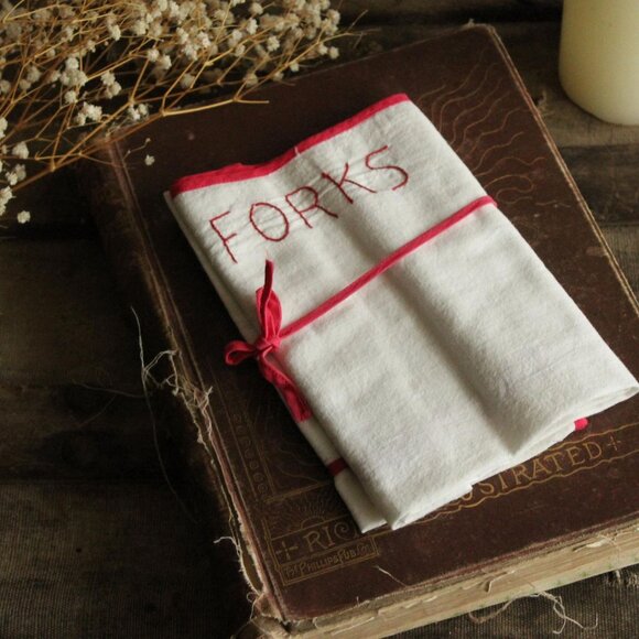 Vintage 1950s Silverware Holder, White And Red Fork Pocket, Kitchen Linens - Picture 1 of 13